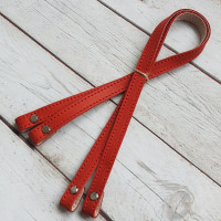 Красные матовые кожаные ручки с загибом на винтах, 65×1,5 см